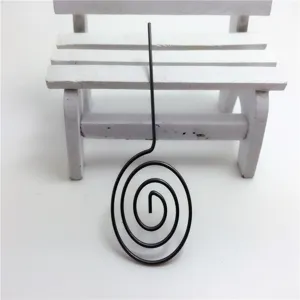 Vista dettagliata del portacarte in filo metallico a spirale nera, ideale.