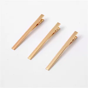 Dettaglio molletta capelli dorata, design quadrato sottile per elegante accessorio fai da te.
