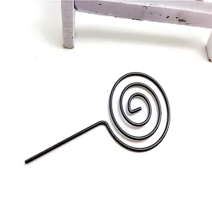 Vista dettagliata di un porta carte in filo metallico a spirale nera, accessorio.