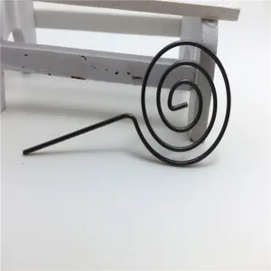 Dettaglio clip memo lecca-lecca in metallo, accessorio filo di ferro nero per carte.