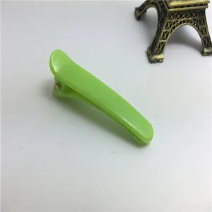 Green plastic duckbill hair clip, 5cm mini hair accessory for cute kids daily styling use.