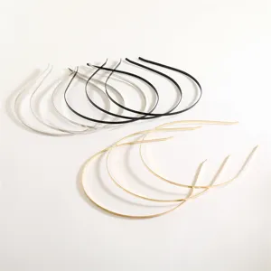 Vista detallada en primer plano de aros para el cabello de metal en oro, plata y negro.