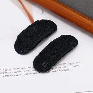 Vista detallada de la pinza para volumen de pelo negro con velcro para peinado con volumen.