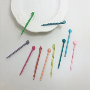 Ensemble de pinces à cheveux en métal coloré avec design torsadé, pinces mates minimalistes.