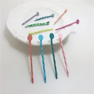 Épingles à cheveux torsadées colorées avec tête ronde et finition mate pour femmes.