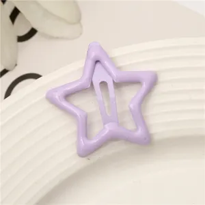 Detalle en primer plano de horquilla de metal en forma de estrella lila claro para diario.