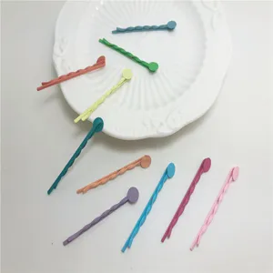 Pinces à cheveux torsadées colorées avec extrémités plates rondes, finition mate en caoutchouc.