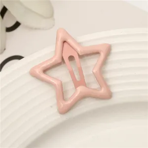 Detalle en primer plano de la horquilla de estrella rosa, ideal para flequillos y peinados.