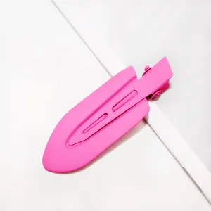 Nahaufnahme der pinken, matten Metall-Haarspange, 7cm Seitenclip für Make-up und Styling.