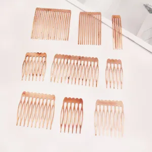 Détail de peignes à cheveux en métal or rose avec différentes dents pour accessoires DIY.