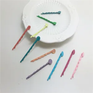 Épingles à cheveux torsadées colorées avec petits bouts ronds, finition mate, accessoires mignons.