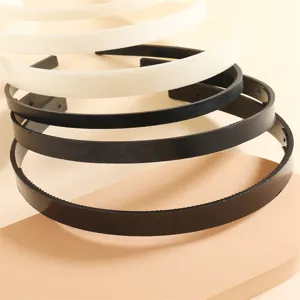 Classic black and white plastic headbands with teeth, comfortable step hair hoops for daily wear.
