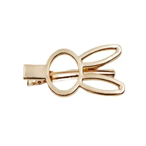 Gouden eendebek haarspeld met hol konijnenoor ontwerp, schattige minimalistische haaraccessoires.
