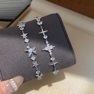 Vista detallada lujo circón estrella flor plata pulsera elegante brillante elegante mujer joya