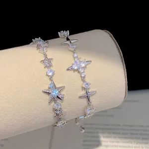 Refinado brazalete plateado con estrellas detallado con cristales de circonita brillantes.