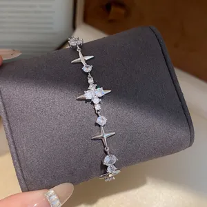 Primer plano detallado de una pulsera de circonita de estrella plateada con piedras brillantes y estilo.