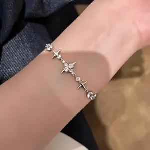 Vista detallada de una hermosa pulsera de dijes de estrella de circonita cúbica plateada.
