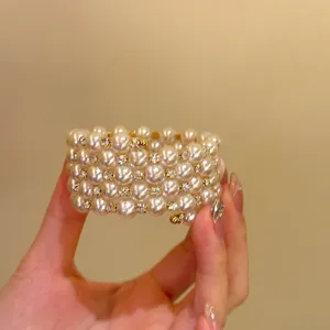 Vue détaillée du bracelet doré multicouche en perles et strass, bijoux vintage élégants.