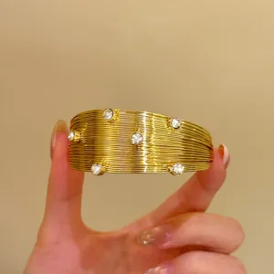 Vintage bracelet manchette dore multi-couches large avec details cristaux zircone.