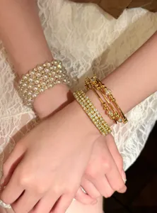 Bracelet perles or multi-couches vintage, design empilable chic pour femmes, bijoux de poignet élégants.