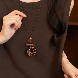 Nahaufnahme Detail der eleganten Vintage langen Halskette mit Leomuster Acryl Anhänger.