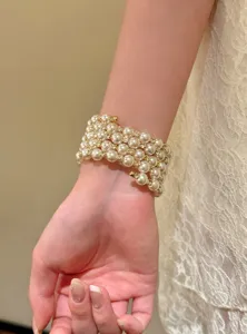 Détail du bracelet de perles multicouche montrant un design élégant sur le poignet.