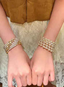 Bracelet multi-rangs vintage perles et or, bijou de luxe élégant et tendance pour les femmes chic.