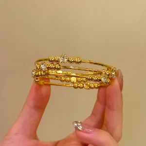 Bracelet doré multicouche vintage avec perles de strass, bijoux élégants pour femmes.