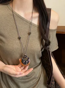 Vintage lange Pulloverkette mit Holz und Leo Acryl Ringeln Damen Mode Accessoires Halskette