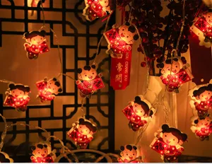 Catena luminosa LED Capodanno cinese con ciondoli a bambola per decorazione festiva.