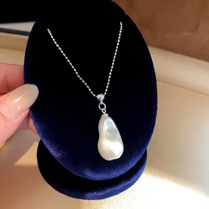 Elegante collana con ciondolo in perla barocca e catenina d'argento per donne e ragazze.