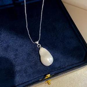Squisita collana con ciondolo di perla a pera con catena delicata dettaglio gioielli.
