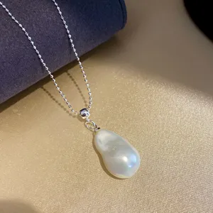 Elegante collana con ciondolo in perla barocca e catenina delicata per donna dettaglio.
