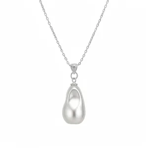 Elegante collana in argento sterling con ciondolo di perla barocca e dettagli luminosi.