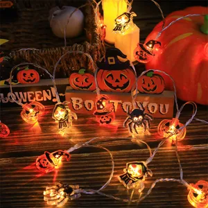 Dettaglio catena luminosa LED Halloween, ciondoli zucca fantasma ragno decorazione.