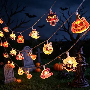 Scena di catena luminosa LED Halloween con zucche e fantasmi luminosi per decorare festa.
