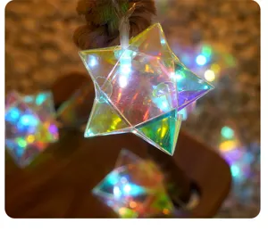 Nahaufnahme von LED holografischen Stern Lichterkette leuchtend mit buntem Laserglanz.