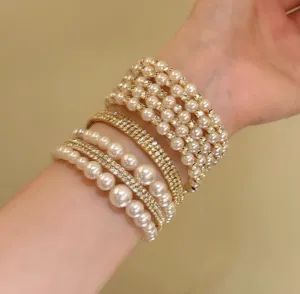 Vue détaillée du bracelet doré à strass et perles multicouche au style vintage élégant.