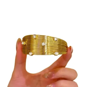Bracelet manchette large multicouche doré vintage avec strass brillants pour femmes.