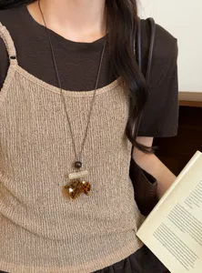 Retro Leo Muster Acryl Blatt Anhanger Pullover Kette mit Lederkordel und Holzperlen.