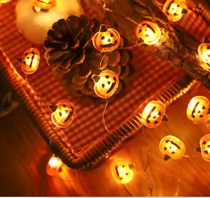 Close-up van Halloween LED pompoen lichterkettingen met een warm sfeervol licht.