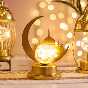 Details der LED Mond und Schloss Eisenkunst dekorative Lampe mit warmem Licht für Feste.