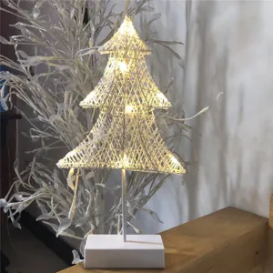 Weißer Rattan Weihnachtsbaum LED Tischlampe für gemütliche Schlafzimmer Deko und Beleuchtung.