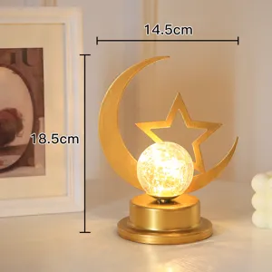 Nahaufnahme von Mond und Stern LED Tischlampe Detail, warme Kugel für gemütliche Deko.