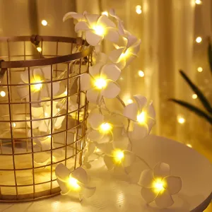 Guirnalda de luces LED Plumeria detalle, luces cálidas para decoración acogedora de habitaciones.