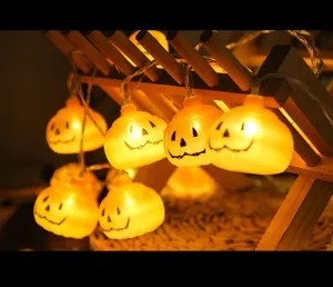 Halloween LED Kürbis Lichterkette mit leuchtenden Fratzen für eine gruselige Partydeko.