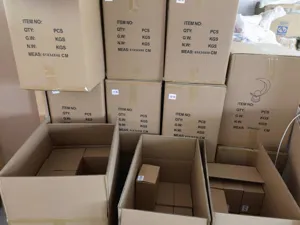 Lagerverpackung Detailaufnahme mit Versandkartons und Abmessungen fuer Eisenkunst Deko-Leuchten.