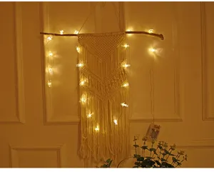 Handgemachter Makramee Wandbehang mit LED Foto Clip Lichterkette, warme Heimdekoration.