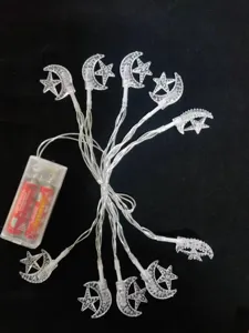 Dettaglio catena luminosa stella luna LED, luci decorative a batteria per stanza.