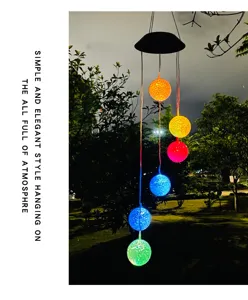 Campana de viento solar LED impermeable para exteriores con esferas luminosas coloridas colgantes.